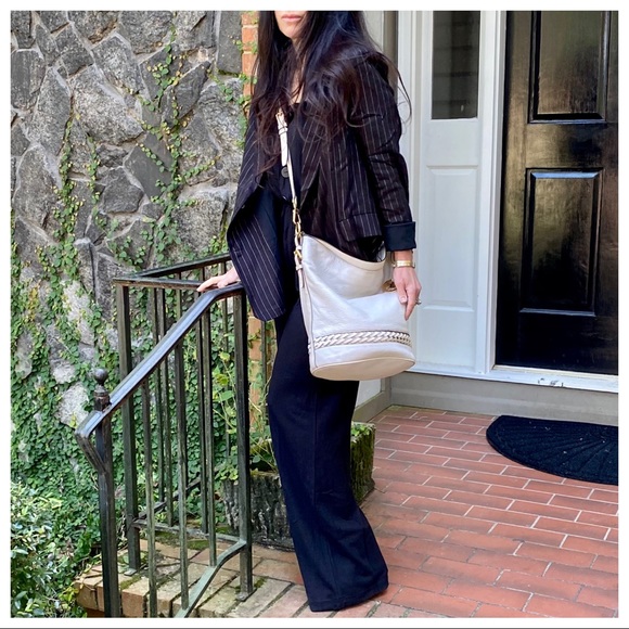 Fabulous Micheal Kors Leather chic Bucket Bag - Picture 6 of 9